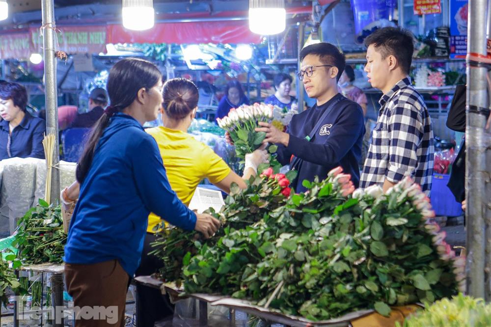 Chợ hoa đêm lớn nhất Hà Nội đông nghẹt khách trước dịp 20/10-12