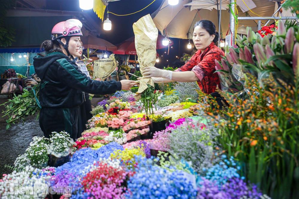 Chợ hoa đêm lớn nhất Hà Nội đông nghẹt khách trước dịp 20/10-4