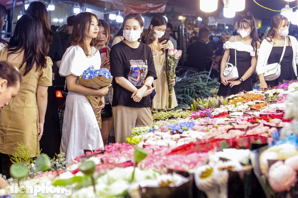 Chợ hoa đêm lớn nhất Hà Nội đông nghẹt khách trước dịp 20/10-5