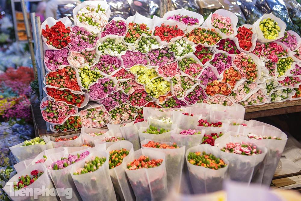 Chợ hoa đêm lớn nhất Hà Nội đông nghẹt khách trước dịp 20/10-8