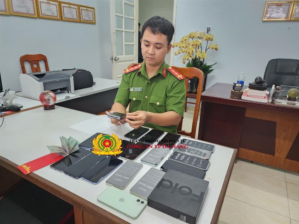 Bất ngờ lời khai của các đối tượng vừa bị bắt nghi trộm cắp 130 điện thoại trong siêu thị ở Đà Nẵng-2