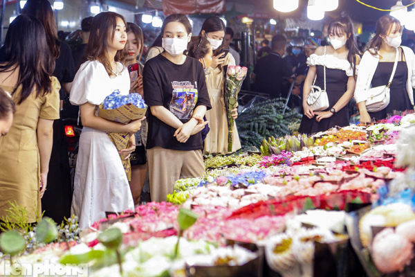 Hoa khan hiếm vì bão, tiểu thương phải nhập từ Trung Quốc về bán dịp 20/10-11