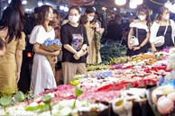 Chợ hoa đêm lớn nhất Hà Nội đông nghẹt khách trước dịp 20/10