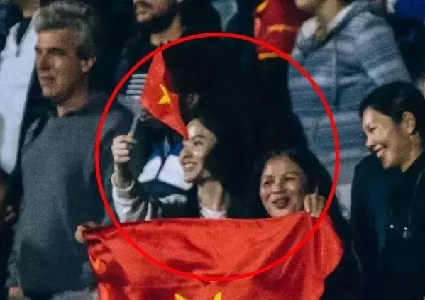 Bồ hot girl công khai tình tứ với Quang Hải ở trời Tây-10