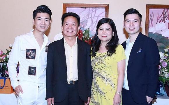 Con trai cả bầu Hiển - Đỗ Quang Vinh để lộ tủ giày hàng hiệu nhiều không đếm xuể trong biệt thự-18