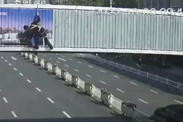 Thót tim cảnh nam công nhân rơi khỏi cầu vượt