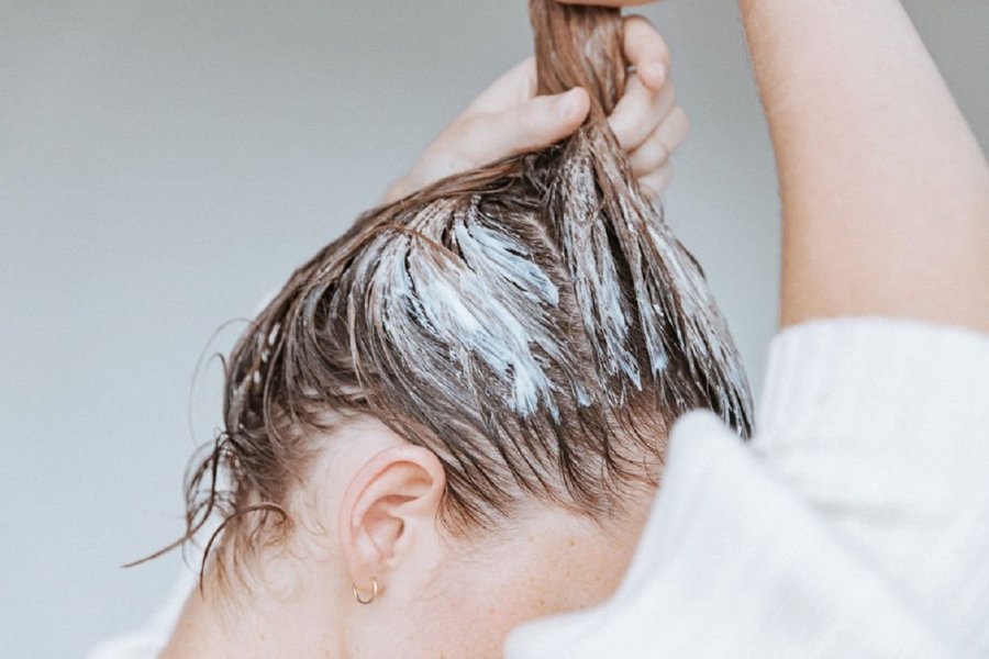 4 sai lầm khi sử dụng dầu xả có hại cho tóc không phải ai cũng biết-1