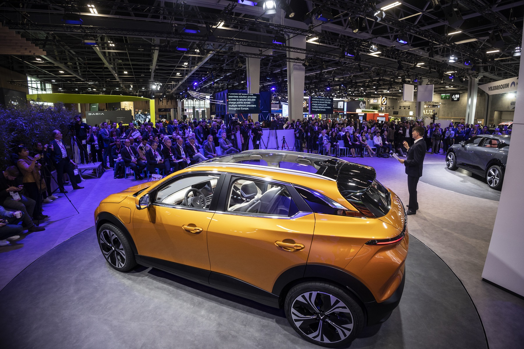 4 mẫu xe điện VinFast hút khách ở Paris Motor Show 2022-1