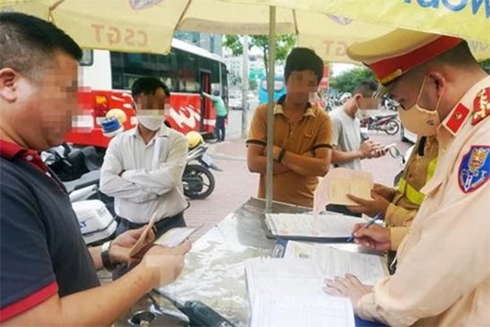 Đề xuất CSGT không cần chào người thiếu văn hoá