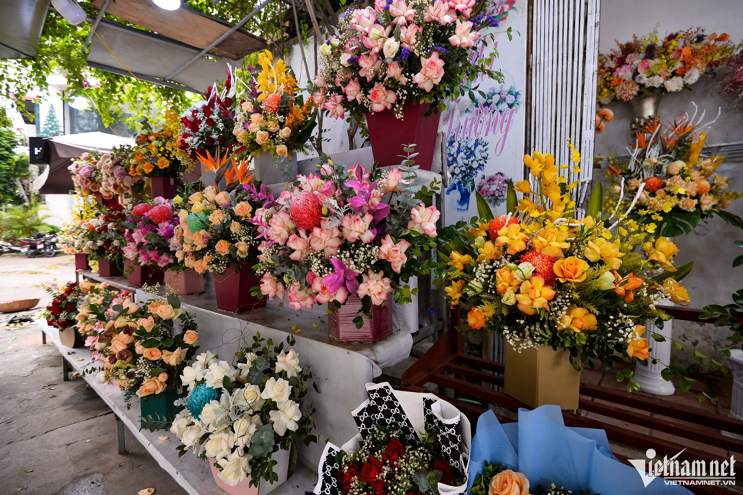 Hoa khan hiếm vì bão, tiểu thương phải nhập từ Trung Quốc về bán dịp 20/10-1