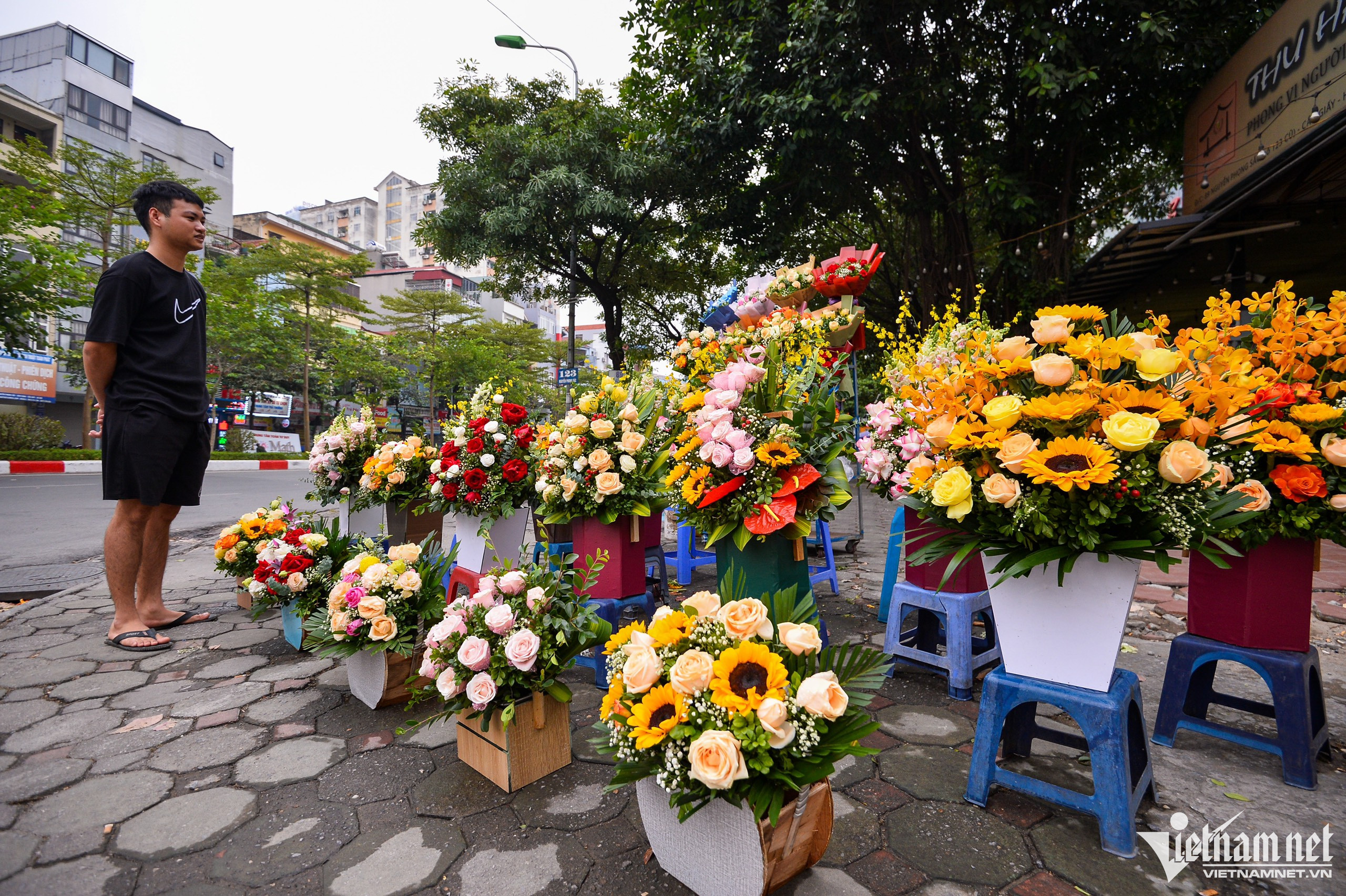 Hoa khan hiếm vì bão, tiểu thương phải nhập từ Trung Quốc về bán dịp 20/10-10