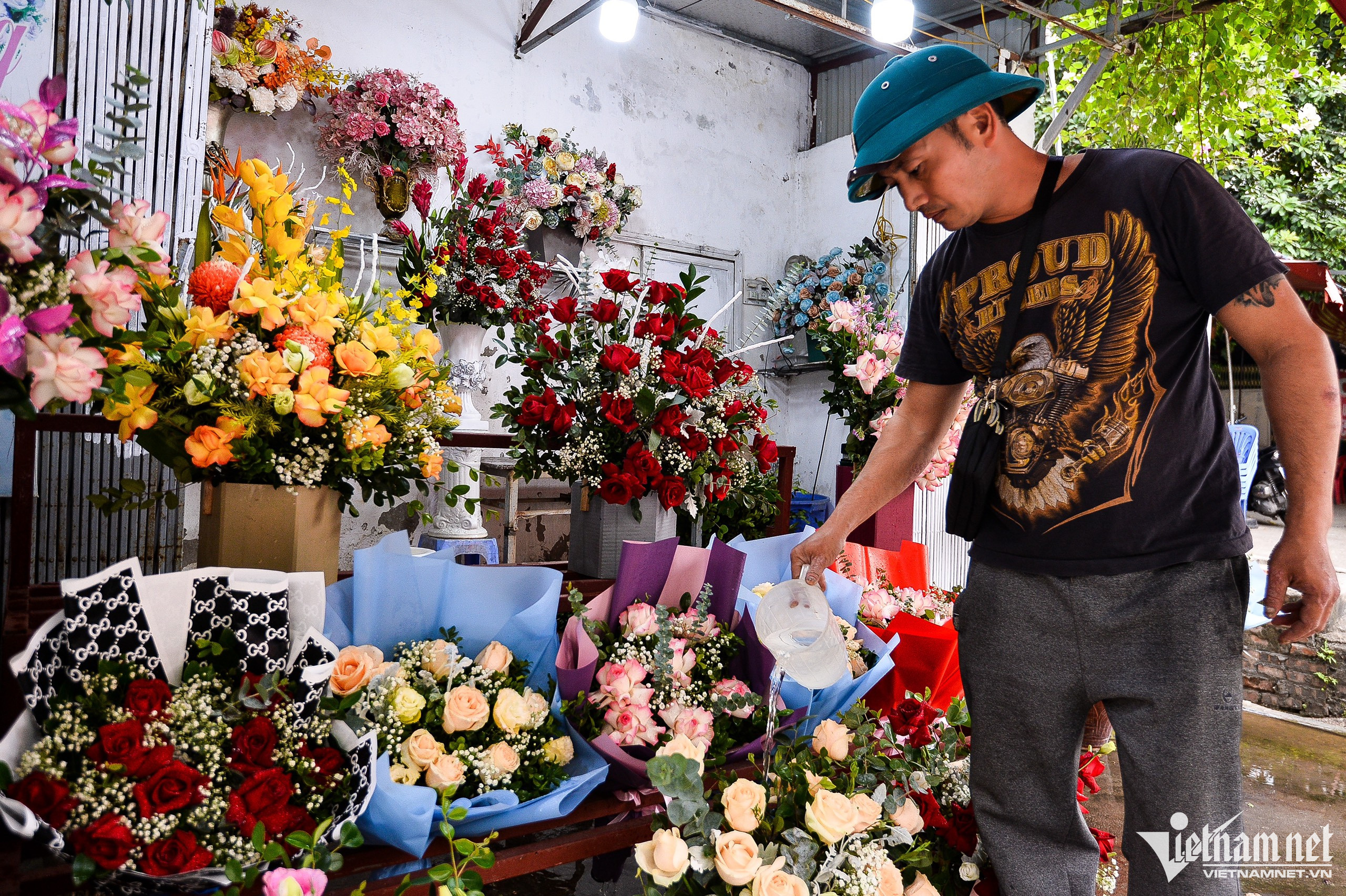 Hoa khan hiếm vì bão, tiểu thương phải nhập từ Trung Quốc về bán dịp 20/10-2