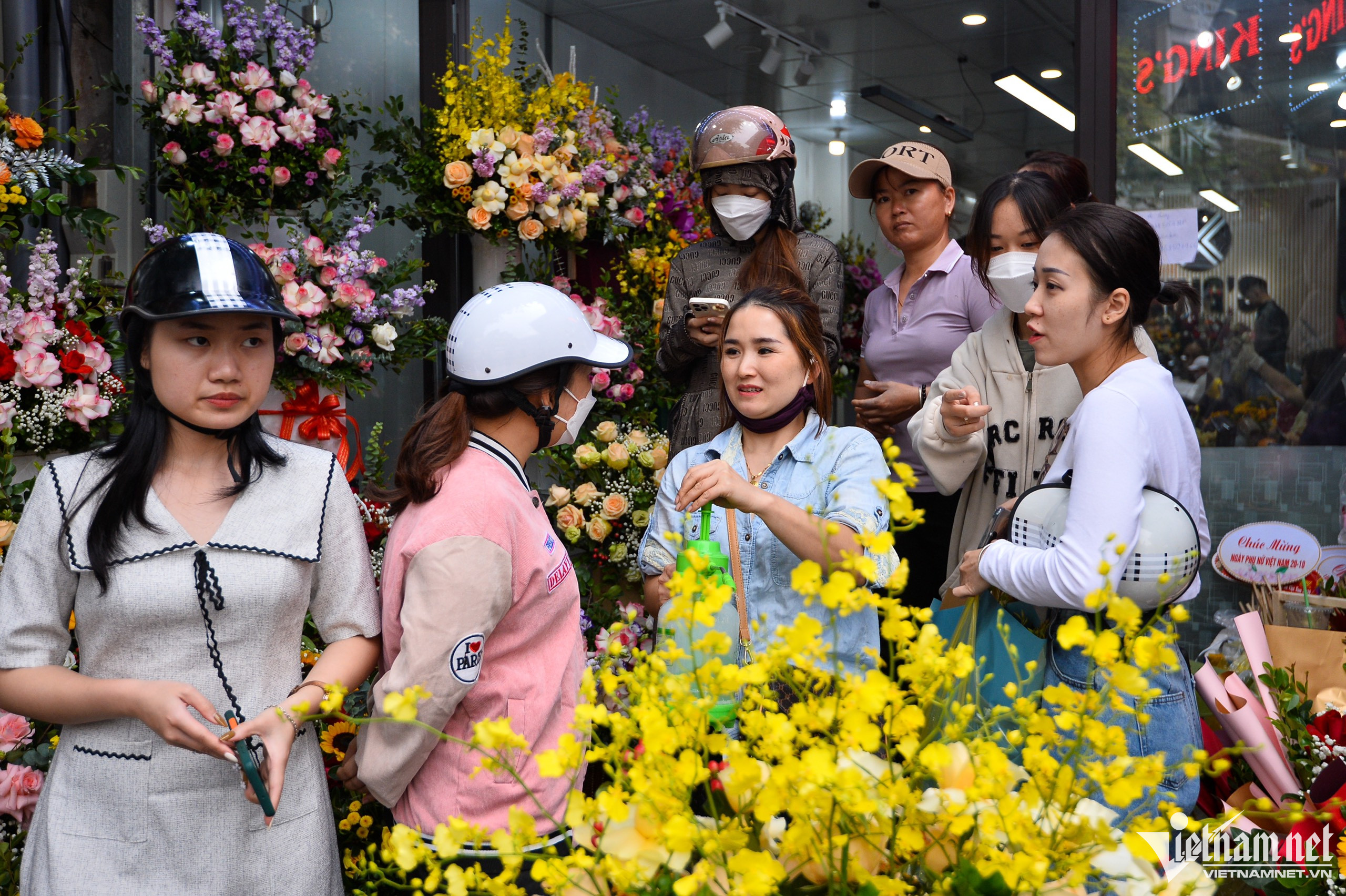 Hoa khan hiếm vì bão, tiểu thương phải nhập từ Trung Quốc về bán dịp 20/10-3