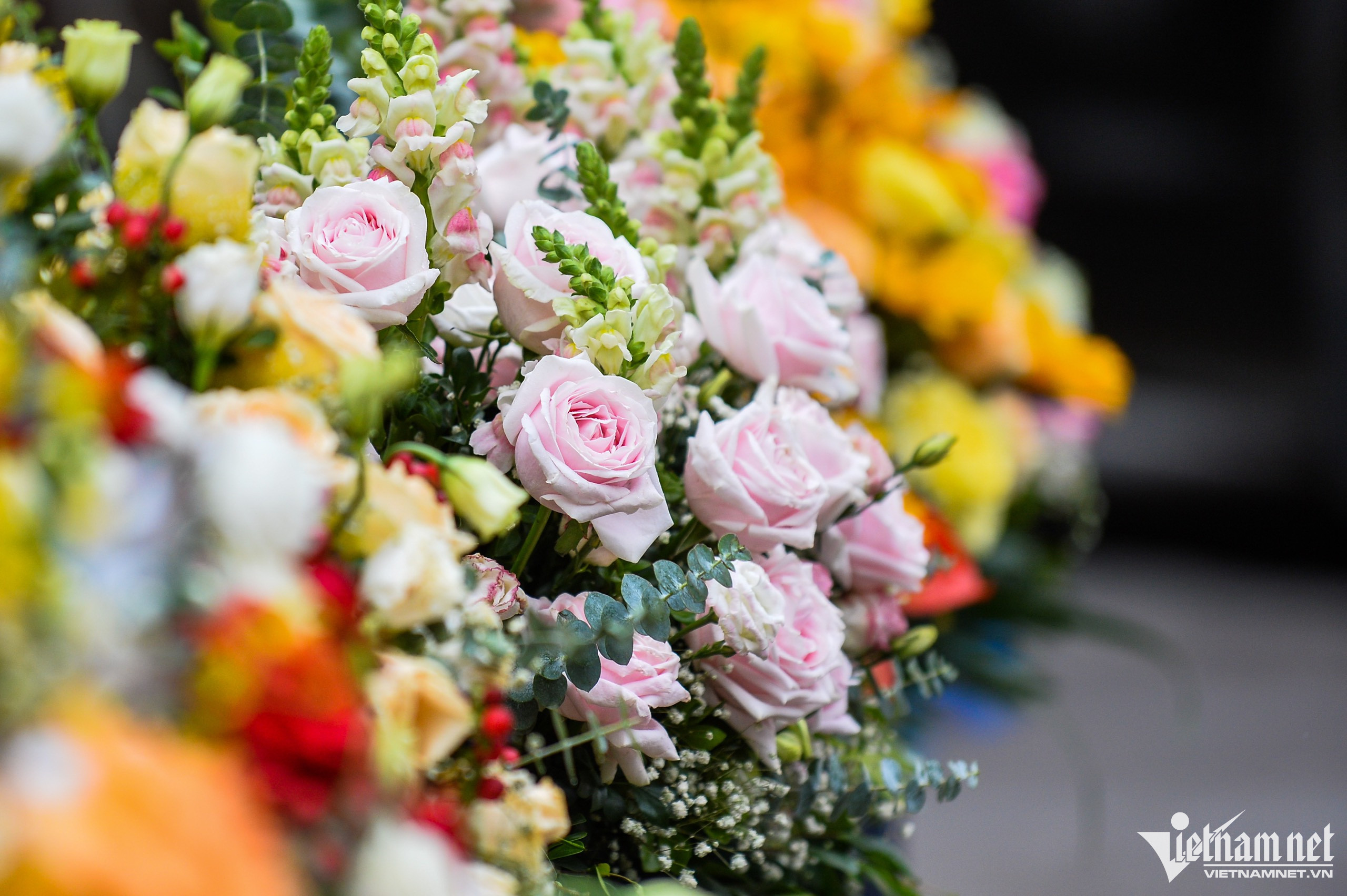 Hoa khan hiếm vì bão, tiểu thương phải nhập từ Trung Quốc về bán dịp 20/10-4