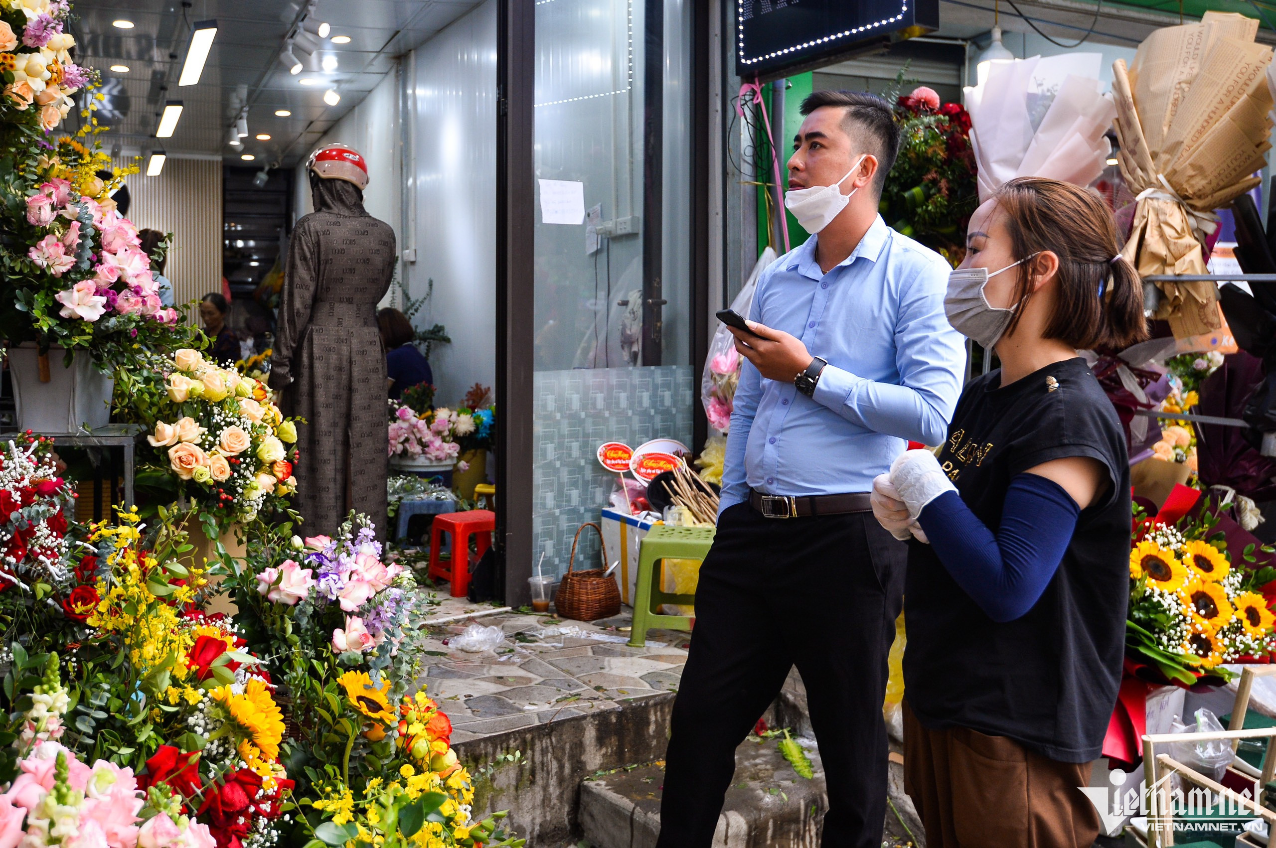 Hoa khan hiếm vì bão, tiểu thương phải nhập từ Trung Quốc về bán dịp 20/10-5