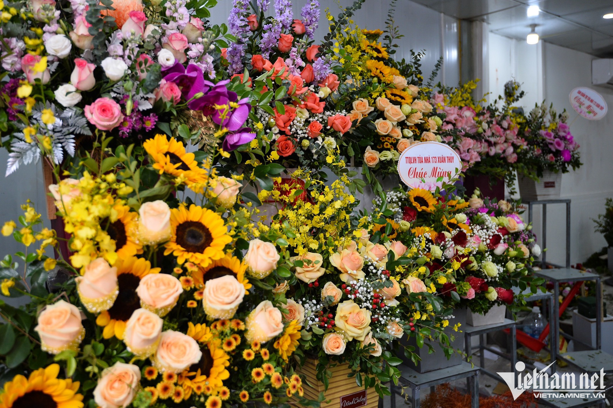 Hoa khan hiếm vì bão, tiểu thương phải nhập từ Trung Quốc về bán dịp 20/10-7