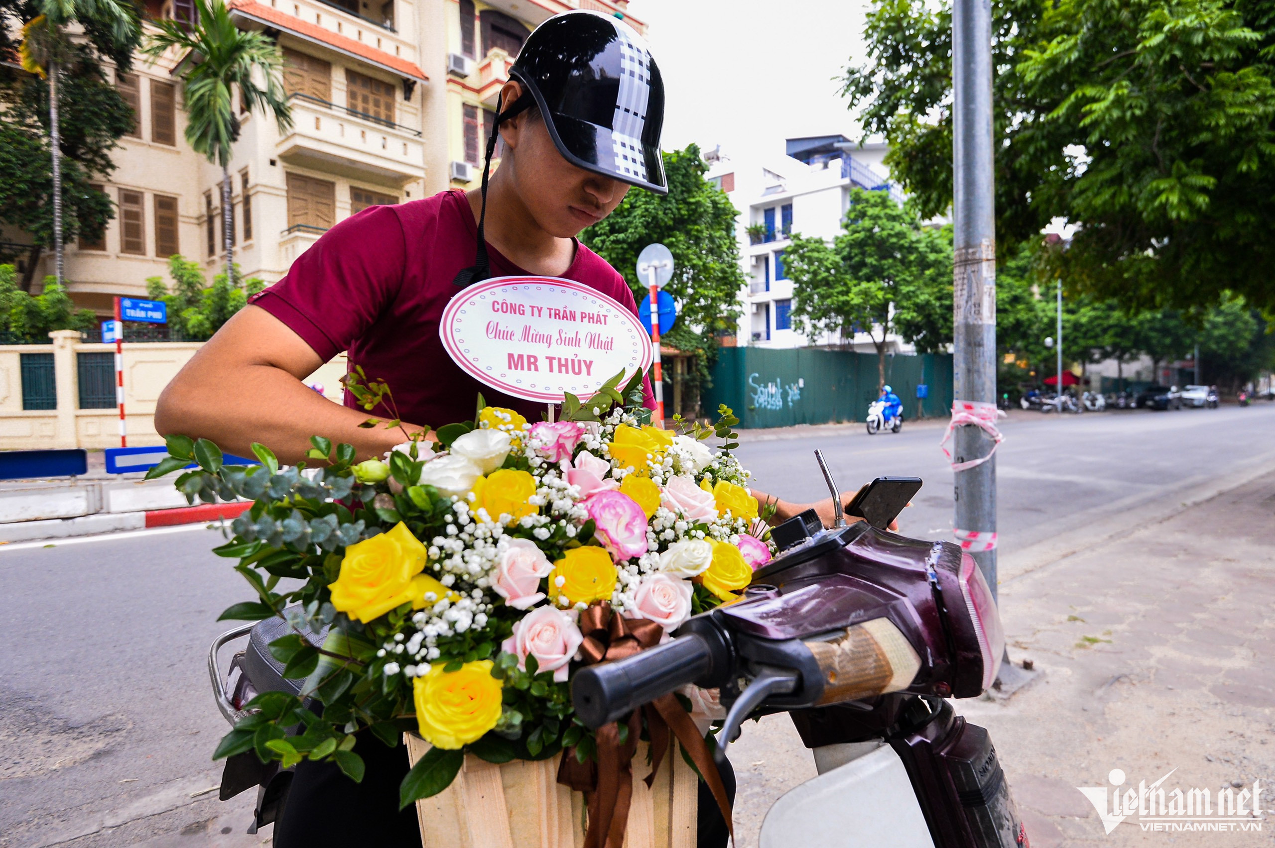 Hoa khan hiếm vì bão, tiểu thương phải nhập từ Trung Quốc về bán dịp 20/10-8