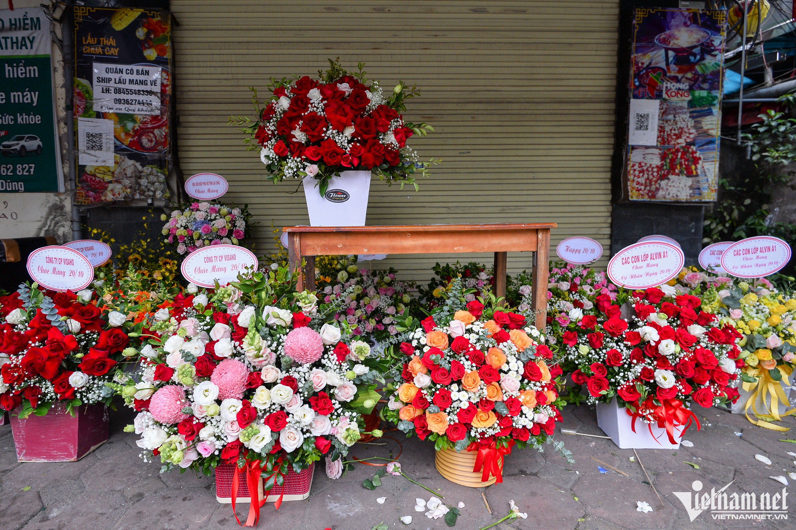 Hoa khan hiếm vì bão, tiểu thương phải nhập từ Trung Quốc về bán dịp 20/10-9