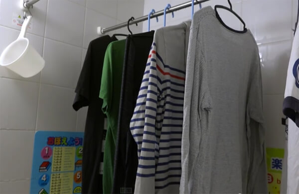 Lót giấy báo cũ dưới dây phơi quần áo có tác dụng cực hay, ai biết rồi đều muốn thực hành liền-4