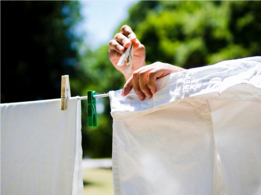 Lót giấy báo cũ dưới dây phơi quần áo có tác dụng cực hay, ai biết rồi đều muốn thực hành liền-3
