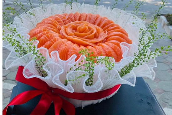 Đem thịt cá sống làm “hoa” dịp 20/10, chủ cửa hàng ngày bán 20 chiếc