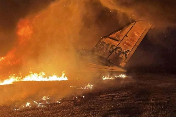 Máy bay đâm vào đại lý ôtô gây chết người ở Mỹ-1