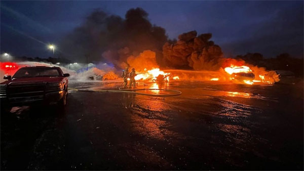 Máy bay đâm vào đại lý ôtô gây chết người ở Mỹ-2