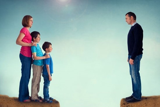 Sống xa hoa, đi ô tô hạng sang nhưng không chu cấp tiền nuôi con sau ly hôn