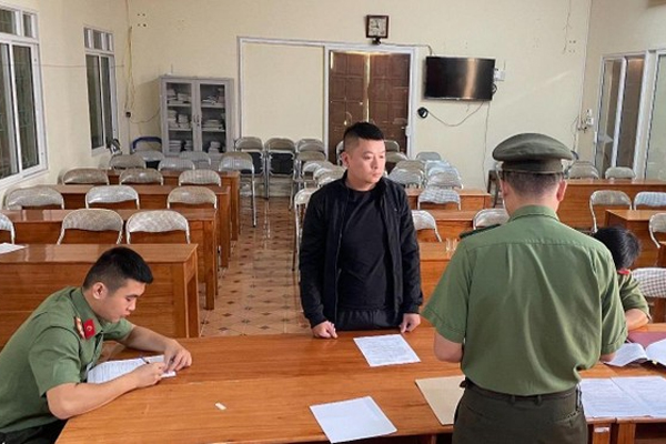 Công an tạm giữ 11 người đánh bài trong quán cà phê ở Ninh Thuận-2