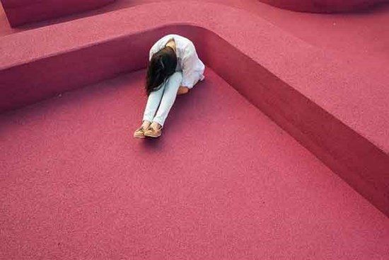 Cùng đồng nghiệp vào nhà nghỉ, thấy chồng ở phòng kế bên