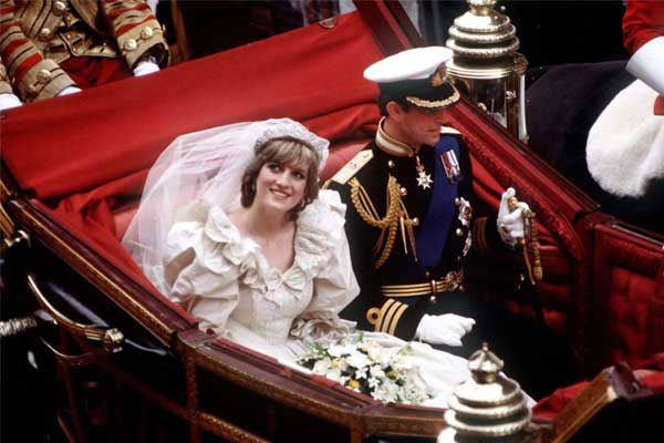 Miếng bánh trong đám cưới Vua Charles III được bán đấu giá sau 41 năm-1