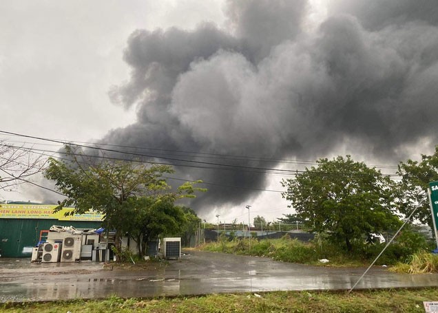 Hà Nội: Cháy nhà kho, xưởng sản xuất tại Hà Đông, có người mắc kẹt-1