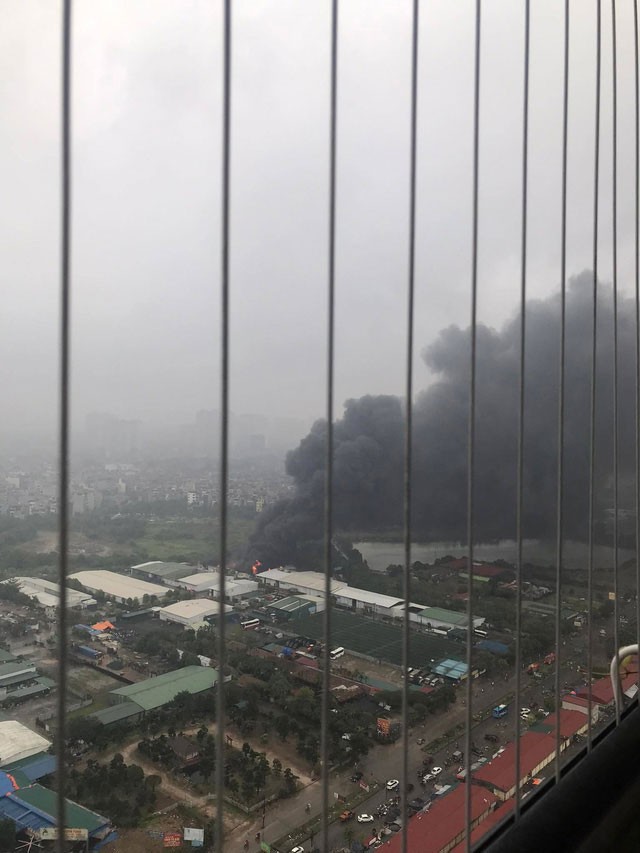 Hà Nội: Cháy nhà kho, xưởng sản xuất tại Hà Đông, có người mắc kẹt-2