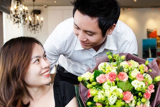 Nghe các anh bàn chuyện 20/10: Năm nay gì cũng tăng giá, quà cáp tính sao đây?
