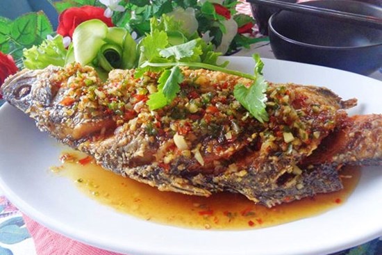 Món cá chiên sốt mắm ớt cay cay cho bữa cơm ngày mưa lạnh