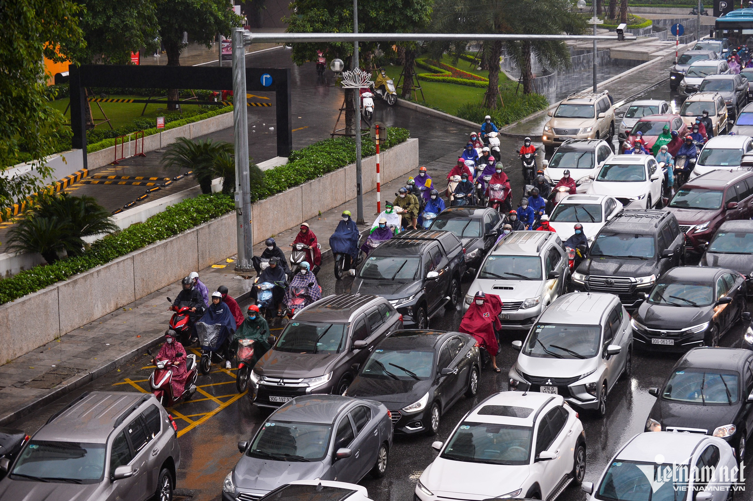 Người Hà Nội đi làm trong mưa rét, ùn tắc khắp các ngả đường-2