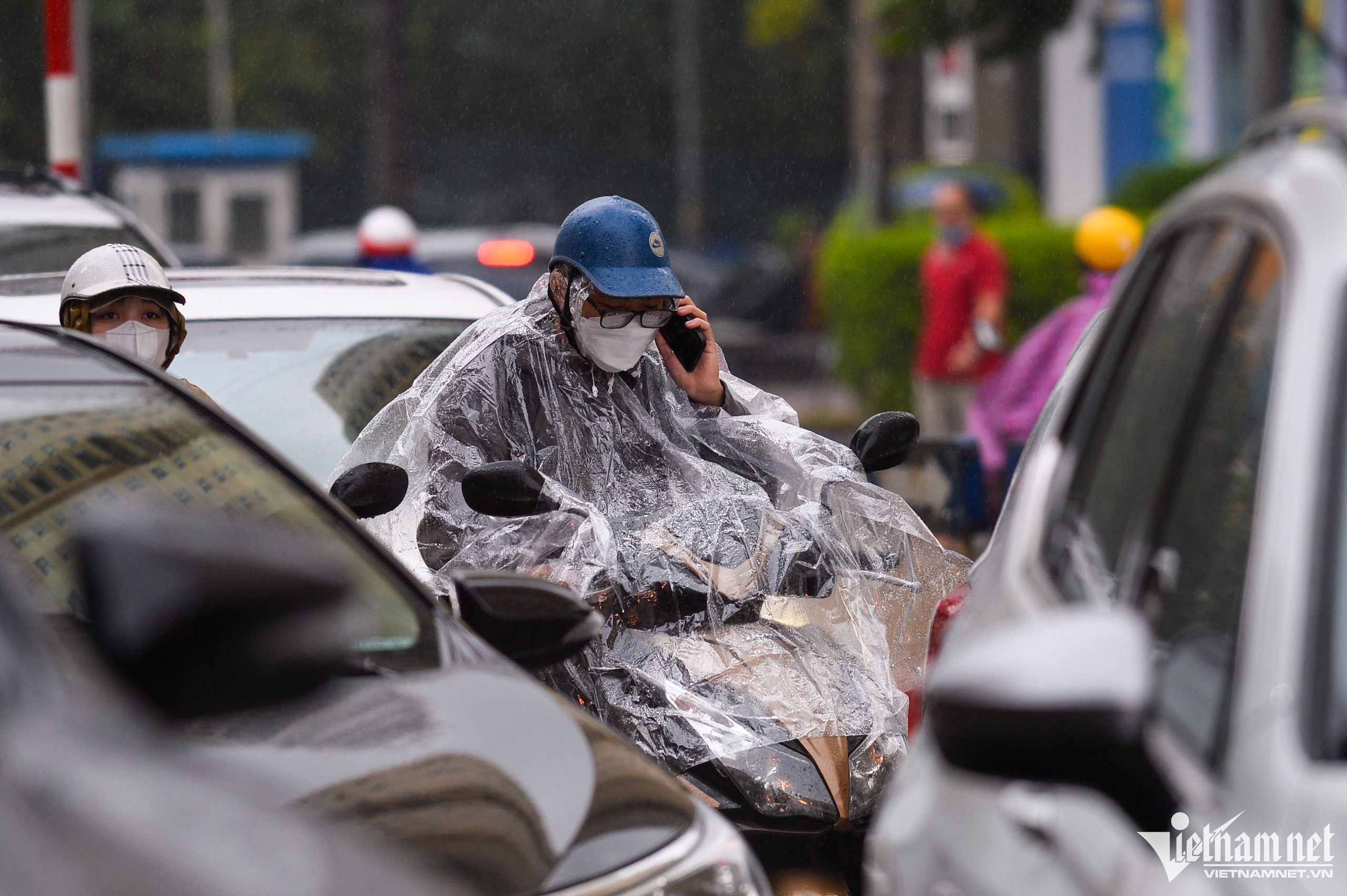 Người Hà Nội đi làm trong mưa rét, ùn tắc khắp các ngả đường-6