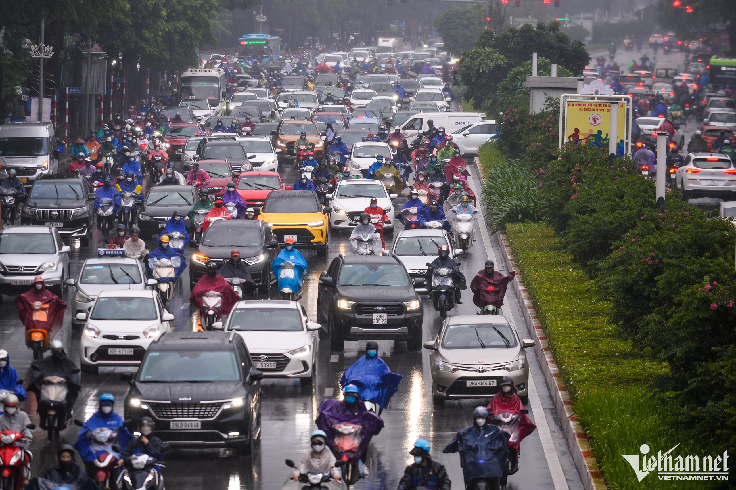 Người Hà Nội đi làm trong mưa rét, ùn tắc khắp các ngả đường-7