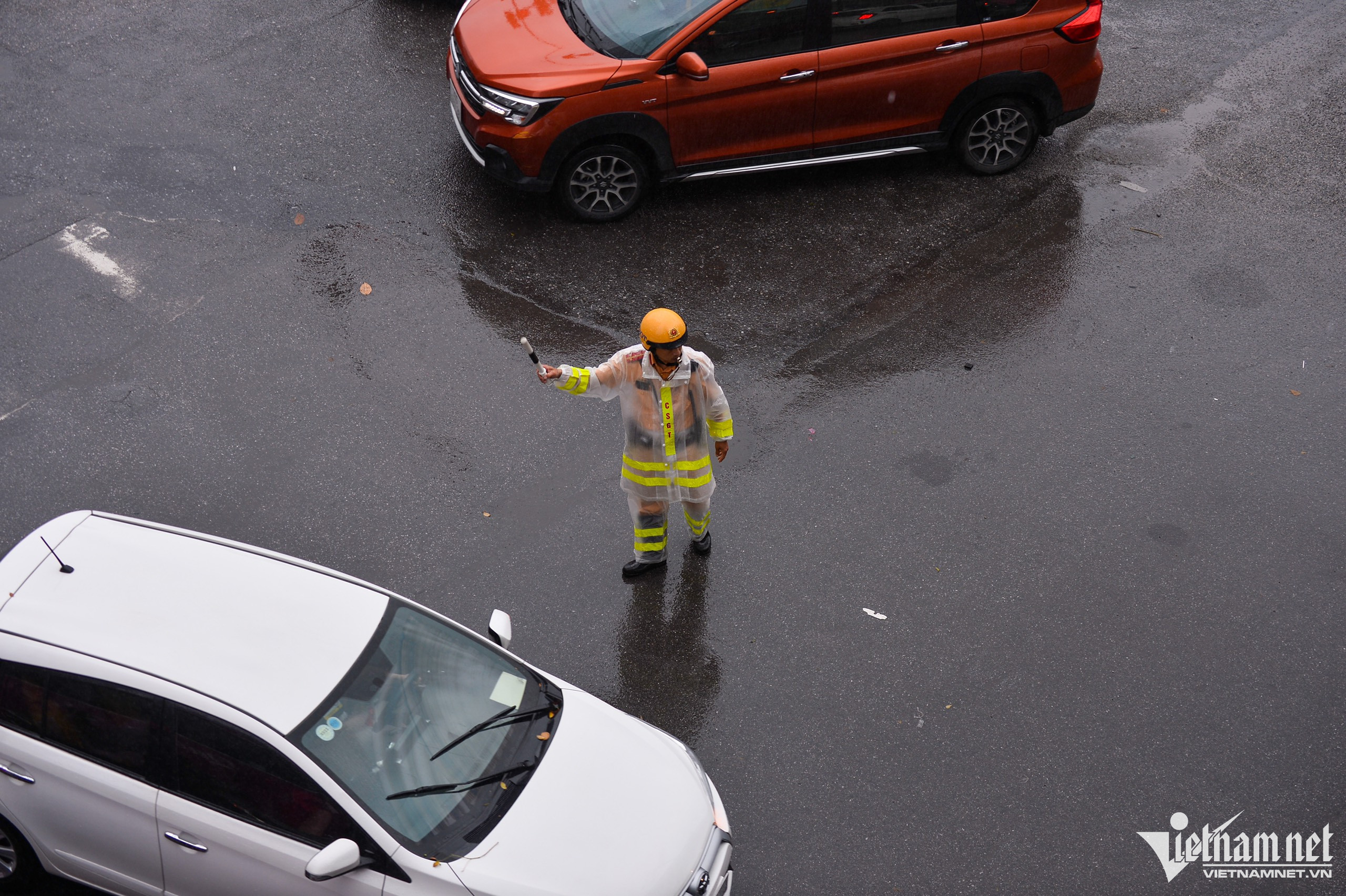 Người Hà Nội đi làm trong mưa rét, ùn tắc khắp các ngả đường-10