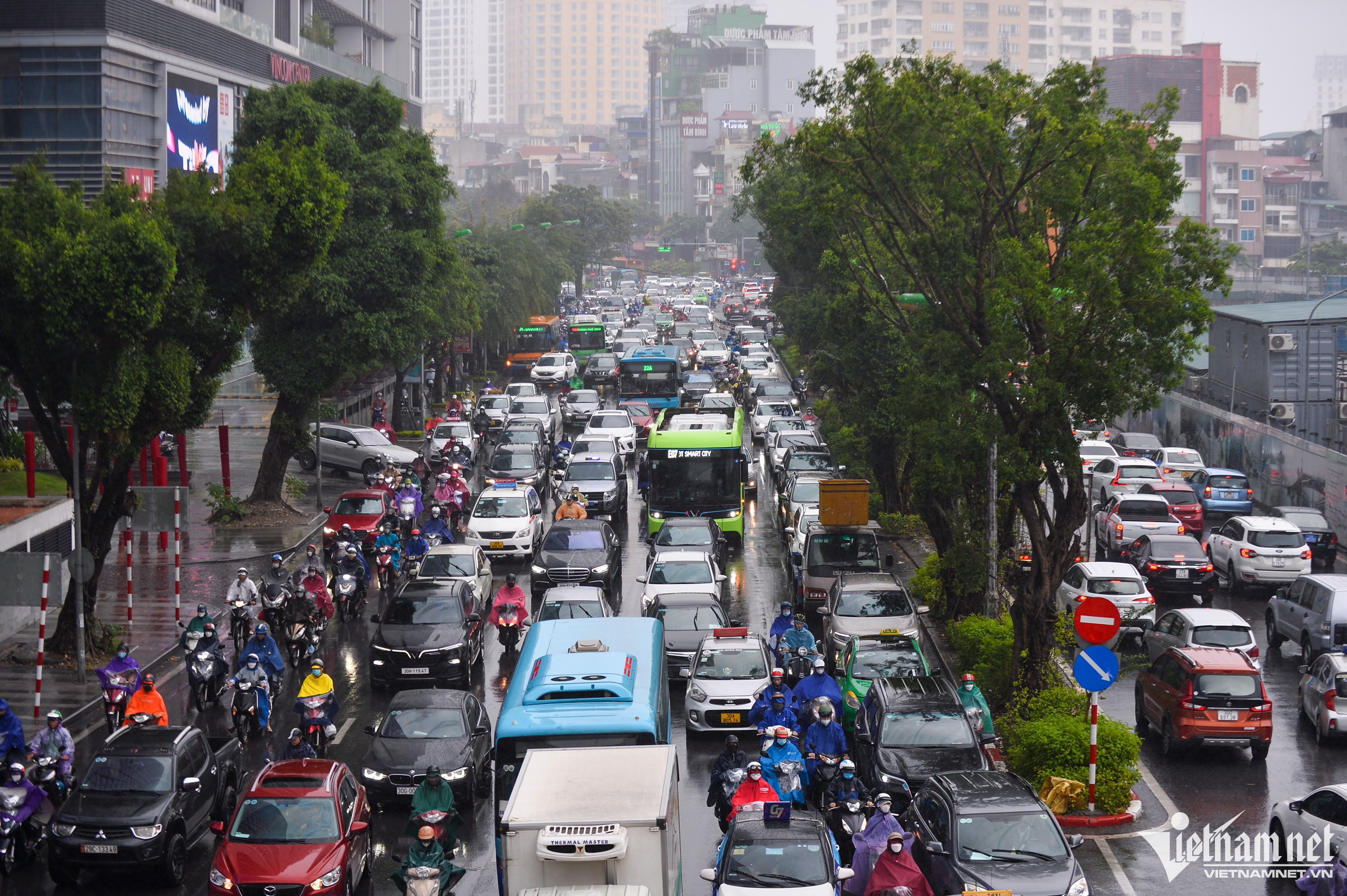 Người Hà Nội đi làm trong mưa rét, ùn tắc khắp các ngả đường-11