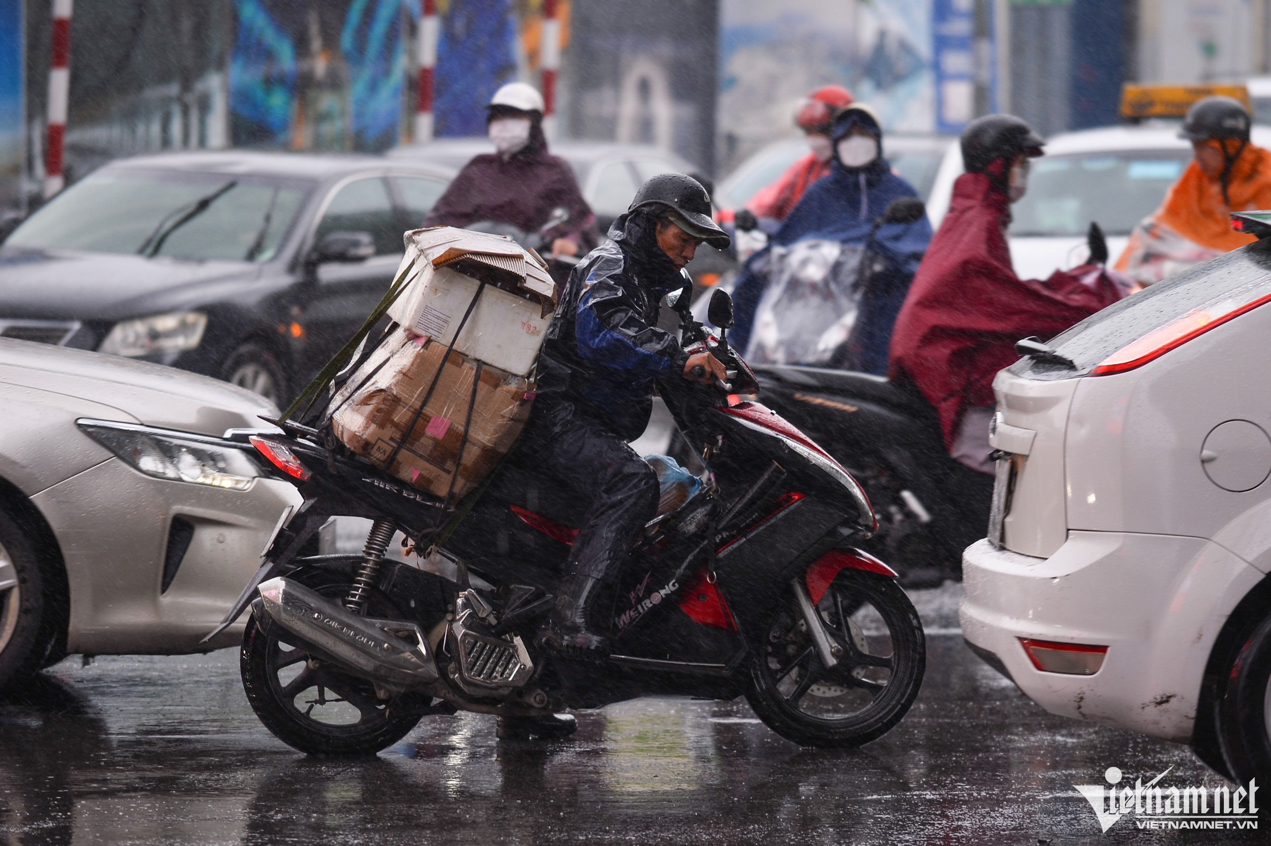 Người Hà Nội đi làm trong mưa rét, ùn tắc khắp các ngả đường-8
