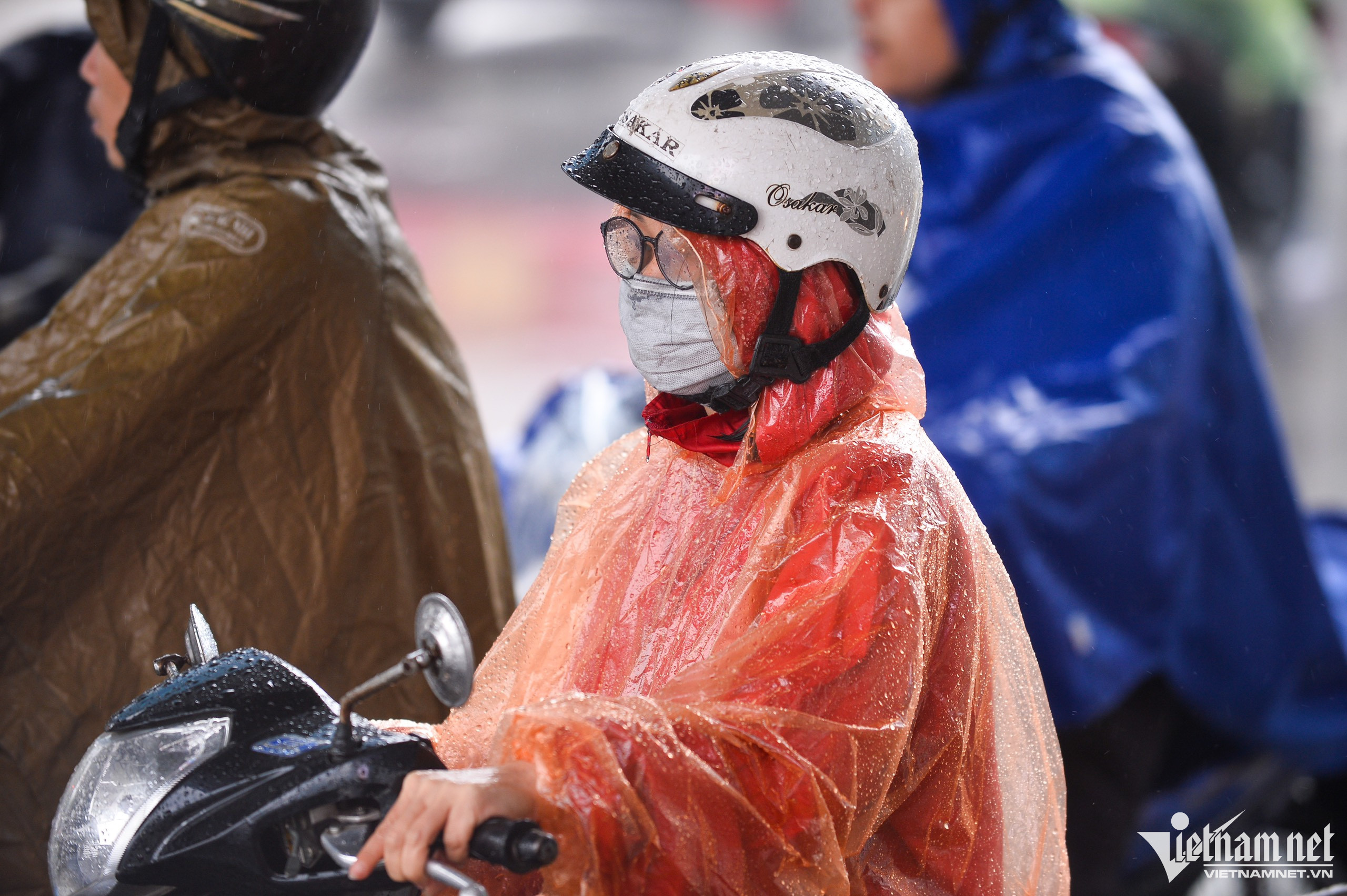 Người Hà Nội đi làm trong mưa rét, ùn tắc khắp các ngả đường-9