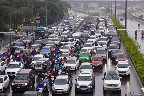 Người Hà Nội đi làm trong mưa rét, ùn tắc khắp các ngả đường