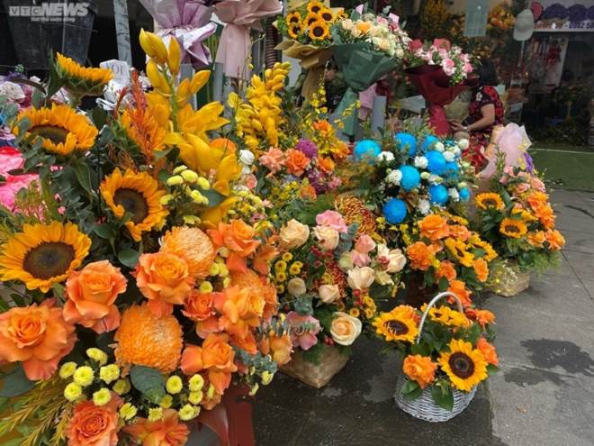 Rong ruổi khắp Hà Nội, gánh hàng hoa bán được chục triệu đồng mỗi ngày dịp 20/10-1