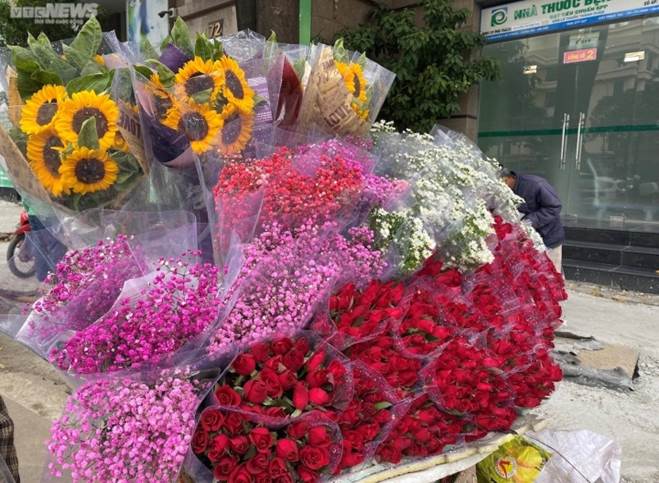 Rong ruổi khắp Hà Nội, gánh hàng hoa bán được chục triệu đồng mỗi ngày dịp 20/10-2