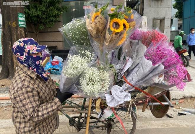Rong ruổi khắp Hà Nội, gánh hàng hoa bán được chục triệu đồng mỗi ngày dịp 20/10-3
