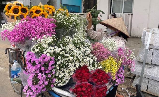 Rong ruổi khắp Hà Nội, gánh hàng hoa bán được chục triệu đồng mỗi ngày dịp 20/10-4