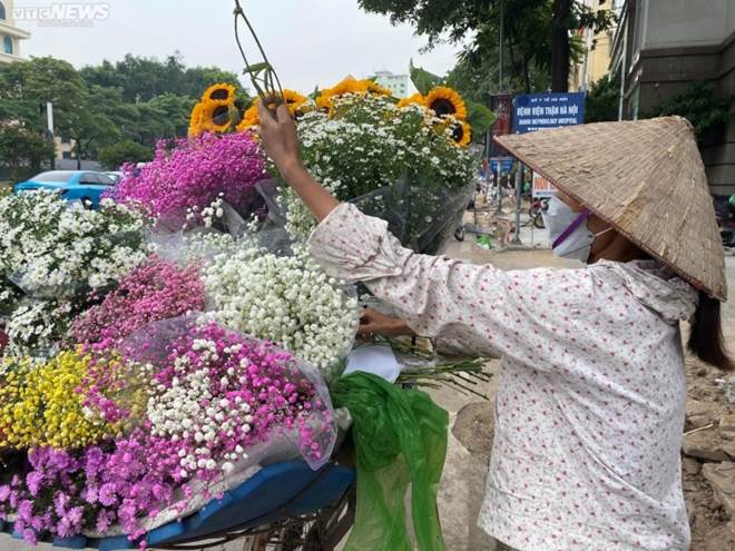 Rong ruổi khắp Hà Nội, gánh hàng hoa bán được chục triệu đồng mỗi ngày dịp 20/10-5