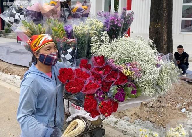 Rong ruổi khắp Hà Nội, gánh hàng hoa bán được chục triệu đồng mỗi ngày dịp 20/10-6