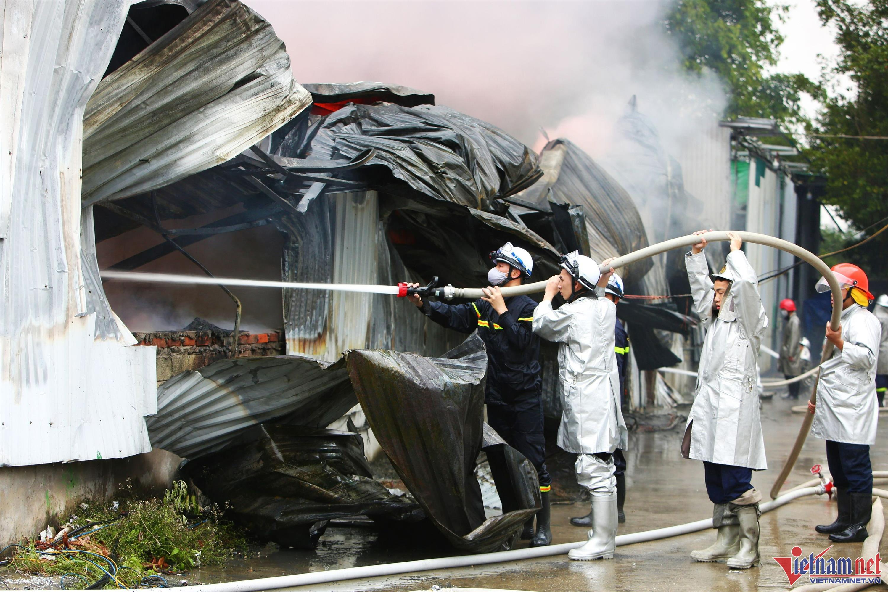 Vụ cháy kho ở Hà Nội: 1 người tử vong, 800m2 nhà xưởng bị thiêu rụi-1